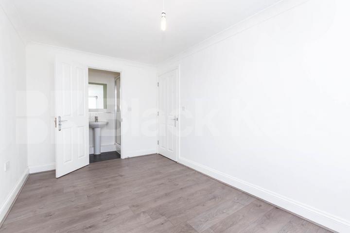 spacious 2 bedroom apartment located in a new build close to Palmers Green Green Lanes, Palmers Green